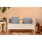 Pătuț BabyNeeds Nadia 140x70 cm alb – configurație cu o latură deschisă, amenajată cu textile