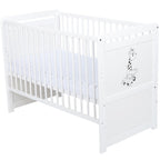 Pătuț BabyNeeds Nadia II Girafa 120x60 cm alb – pătuț cu lateralele montate și decor cu girafă