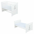 Pătuț BabyNeeds Nadia II Girafa 120x60 cm alb – prezentare a pătuțului și a configurației de pat junior