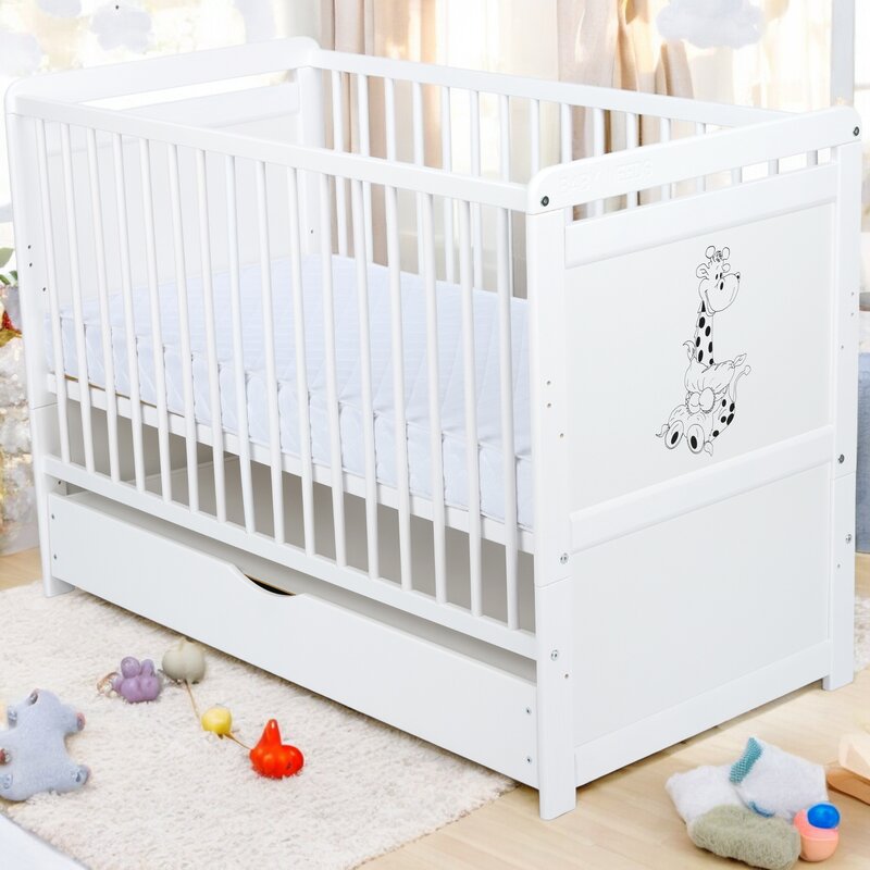 Patut din lemn bebe, Transformabil si pentru junior, 120x60 cm, Cu sertar cu capac, Din pin si mdf, Stabil si rezistent, Inaltime saltea reglabila pe 3 nivele, Laterala cu 3 bete detasabile, EN716-1, EN16-2, Alb, Babyneeds, Nadia II, Girafa