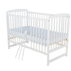 Pătuț BabyNeeds Ola 120x60 cm alb – trei bare laterale detașate lângă pătuț