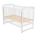Pătuț BabyNeeds Ola 120x60 cm alb – laterala ridicată și somiera fără saltea