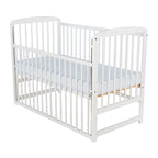 Pătuț BabyNeeds Ola 120x60 cm alb – laterala culisantă coborâtă