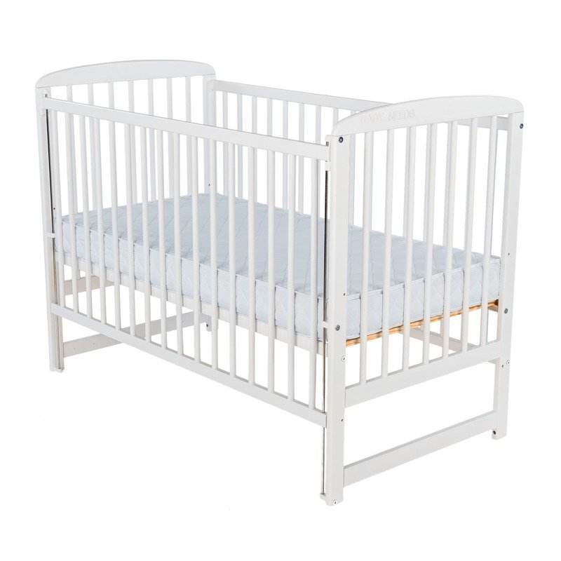 Pătuț BabyNeeds Ola 120x60 cm alb – laterala ridicată, vedere de ansamblu