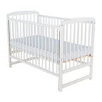 Pătuț BabyNeeds Ola 120x60 cm alb – laterala ridicată, vedere de ansamblu