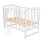 Pătuț BabyNeeds Ola 120x60 cm alb – trei bare laterale detașate și somiera vizibilă