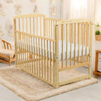 Pătuț BabyNeeds Ola 120x60 cm natur – pătuț amplasat într-o cameră luminoasă