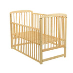 Pătuț BabyNeeds Ola 120x60 cm natur – laterala ridicată și somiera din lamele vizibilă