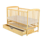 Pătuț BabyNeeds Ola 120x60 cm natur – sertar deschis și capacul de deasupra acestuia