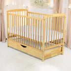 Pătuț BabyNeeds Ola 120x60 cm natur – pătuț cu sertar în cameră luminoasă