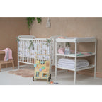 Pătuț BabyNeeds Timmi alb – vedere largă a camerei cu pătuțul și masa de înfășat
