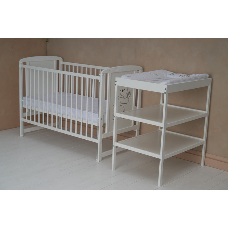 Pătuț BabyNeeds Timmi alb – pătuț fără textile decorative, lângă masa de înfășat