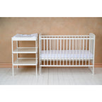 Pătuț BabyNeeds Timmi alb – vedere laterală a pătuțului, cu masa de înfășat în stânga