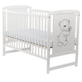 Pătuț BabyNeeds Timmi alb – vedere de ansamblu, cu desenul ursulețului pe panoul de capăt