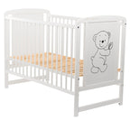 Pătuț BabyNeeds Timmi alb – vedere de ansamblu fără saltea, cu somiera din lamele vizibilă
