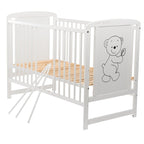 Pătuț BabyNeeds Timmi alb – somiera din lamele vizibilă și trei bare laterale scoase