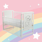 Pătuț BabyNeeds Timmi 120x60 cm alb – pătuț pe fundal roz cu stele și curcubeu