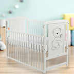 Pătuț BabyNeeds Timmi 120x60 cm alb – pătuț pe fundal bleu