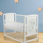 Pătuț BabyNeeds Timmi 120x60 cm alb – pătuț în cameră cu perete albastru și stele