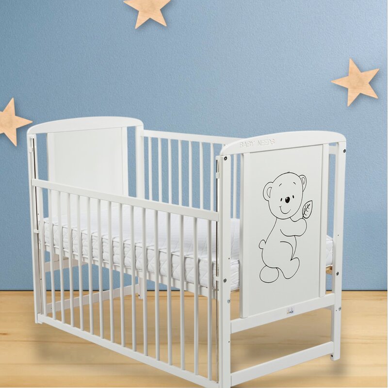 Pătuț BabyNeeds Timmi 120x60 cm alb – pătuț în cameră cu perete albastru și stele