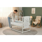 Pătuț BabyNeeds Timmi 120x60 cm alb – adult aplecat spre pătuț