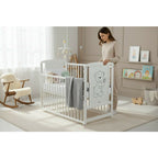 Pătuț BabyNeeds Timmi 120x60 cm alb – adult lângă pătuț în camera copilului