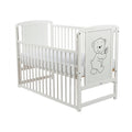 Pătuț BabyNeeds Timmi 120x60 cm alb – laterala culisantă coborâtă și desenul cu ursuleț