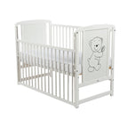 Pătuț BabyNeeds Timmi 120x60 cm alb – laterala culisantă coborâtă și desenul cu ursuleț