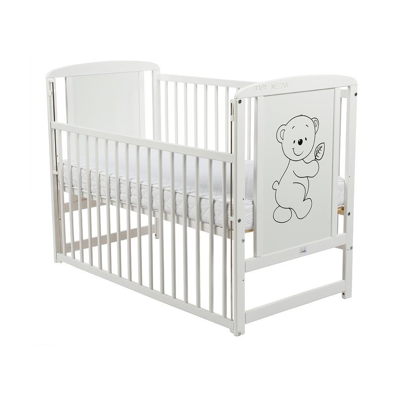 Pătuț BabyNeeds Timmi 120x60 cm alb – laterala culisantă coborâtă și desenul cu ursuleț