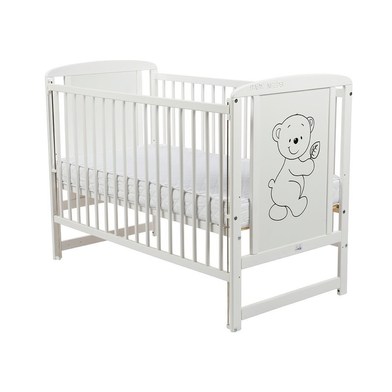 Pătuț BabyNeeds Timmi 120x60 cm alb – laterala ridicată și desenul cu ursuleț