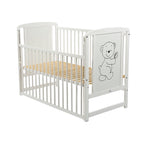 Pătuț BabyNeeds Timmi 120x60 cm alb – laterala coborâtă și somiera din lamele vizibilă
