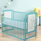 Pătuț BabyNeeds Timmi 120x60 cm mint – pătuț pe fundal bleu