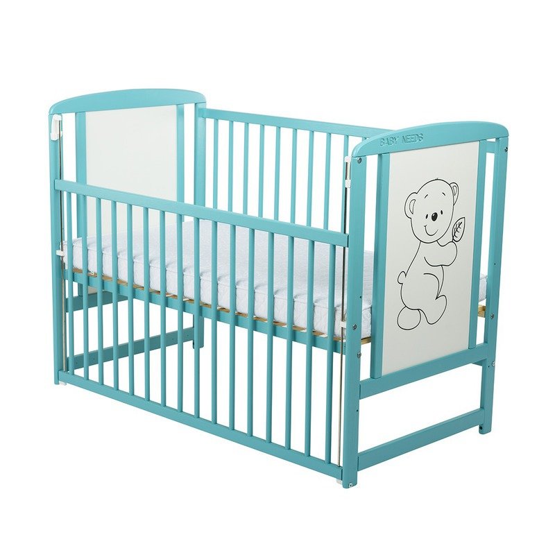 Pătuț BabyNeeds Timmi 120x60 cm mint – laterala culisantă coborâtă și desenul cu ursuleț