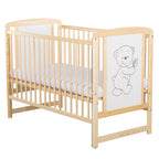 Pătuț BabyNeeds Timmi 120x60 cm natur – laterala ridicată și desenul cu ursuleț