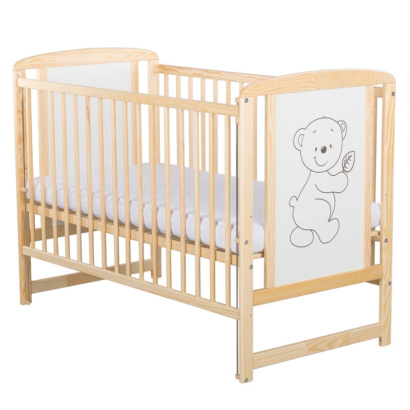 Pătuț BabyNeeds Timmi 120x60 cm natur – laterala ridicată și desenul cu ursuleț