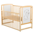 Pătuț BabyNeeds Timmi 120x60 cm natur – laterala coborâtă și somiera vizibilă