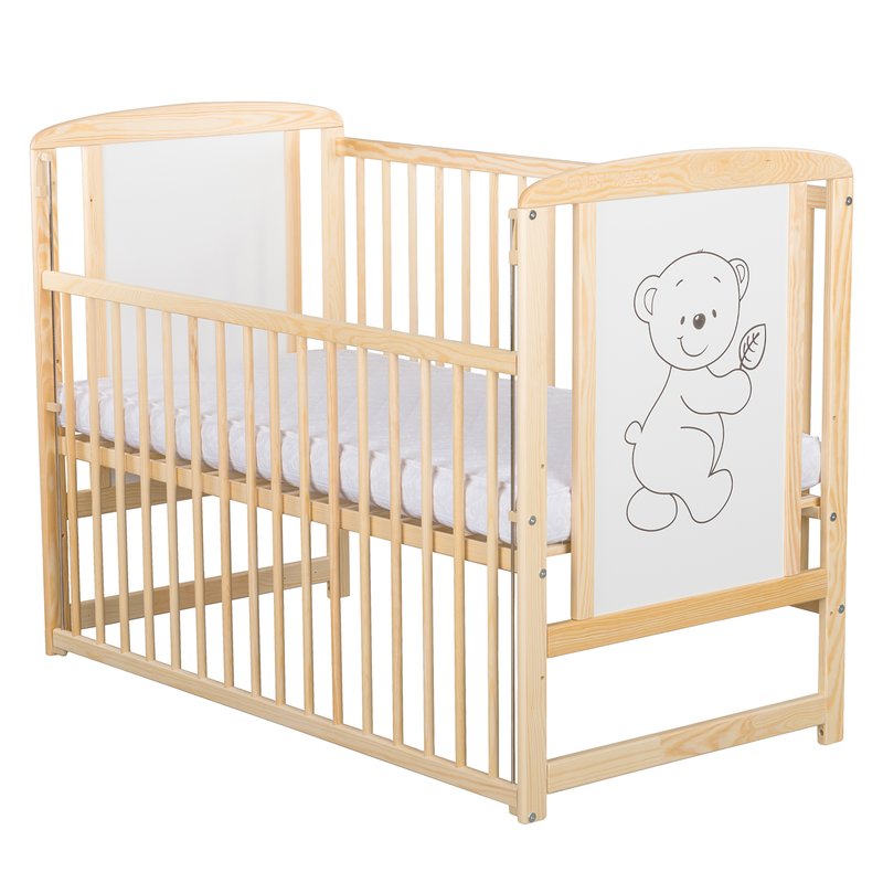 Pătuț BabyNeeds Timmi 120x60 cm natur – laterala culisantă coborâtă și desenul cu ursuleț