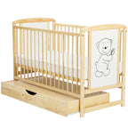 Pătuț BabyNeeds Timmi 120x60 cm natur – sertarul deschis și desenul cu ursuleț