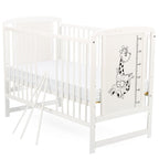 Pătuț BabyNeeds Timmi Girafa 120x60 cm alb – trei bare detașate lângă pătuț