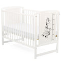 Pătuț BabyNeeds Timmi Girafa 120x60 cm alb – vedere de ansamblu cu desenul girafei