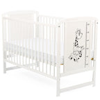 Pătuț BabyNeeds Timmi Girafa 120x60 cm alb – vedere de ansamblu cu desenul girafei