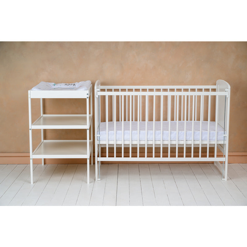 Patut din lemn bebe, 120x60 cm, Cu laterala culisanta, Din lemn de pin si mdf, Stabil si rezistent, Inaltime saltea reglabila pe 3 nivele, Laterala cu 3 bete detasabile, EN716-1, EN716-2, Alb, Babyneeds, Timmi Girafa
