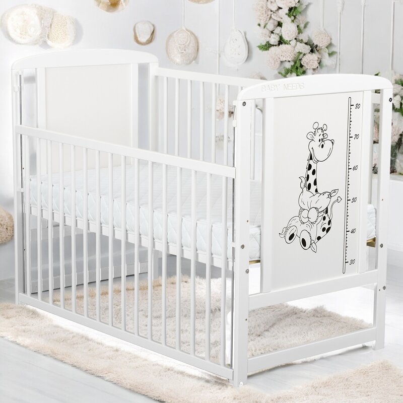 Patut din lemn bebe, 120x60 cm, Cu laterala culisanta, Din lemn de pin si mdf, Stabil si rezistent, Inaltime saltea reglabila pe 3 nivele, Laterala cu 3 bete detasabile, EN716-1, EN716-2, Alb, Babyneeds, Timmi Girafa + Saltea 12 cm
