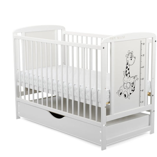 Pătuț din Lemn BabyNeeds Timmi Girafa 120x60 cm Alb cu Sertar + Saltea 10 cm