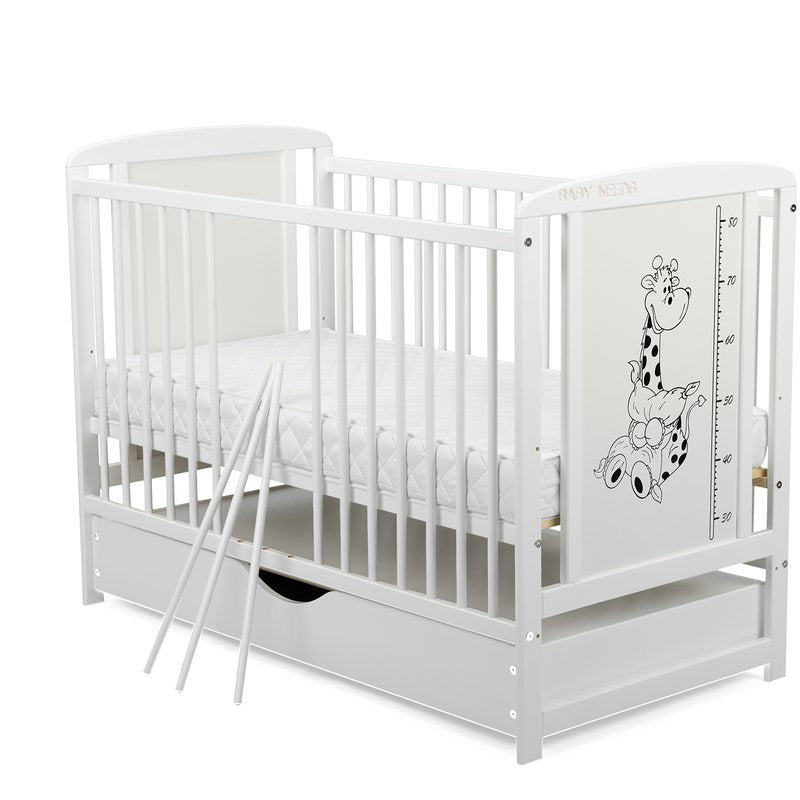 Pătuț din Lemn BabyNeeds Timmi Girafa 120x60 cm Alb cu Sertar + Saltea 8 cm