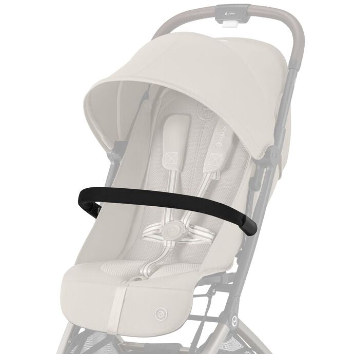 Detaliu sistem de prindere click-on al barei de protecție Cybex