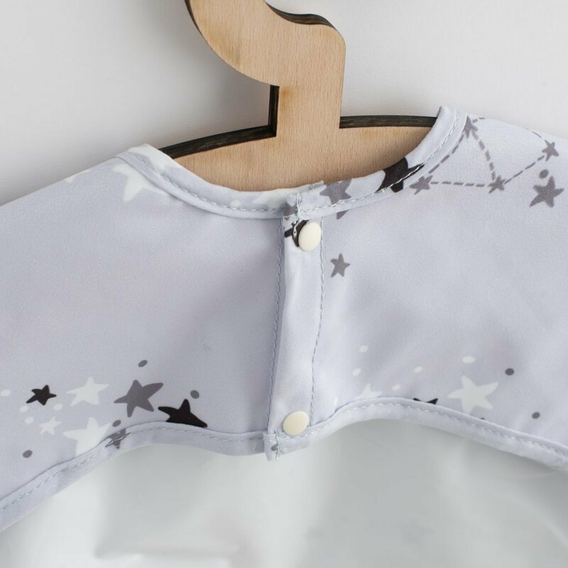 Baveta cu maneci New Baby Stars 45x36 cm, Gri – detaliu al închiderii cu două capse