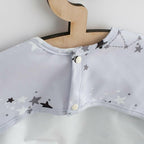 Baveta cu maneci New Baby Stars 45x36 cm, Gri – detaliu al închiderii cu două capse