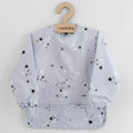 Baveta cu maneci New Baby Stars 45x36 cm, Gri – vedere frontală cu buzunar și mâneci