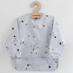 Baveta cu maneci New Baby Stars 45x36 cm, Gri – vedere frontală cu buzunar și mâneci